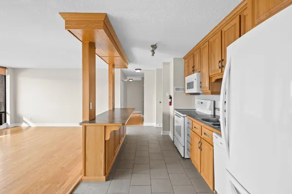 1190 Richmond RD #502, Woodroffe, ON K2B 8J3