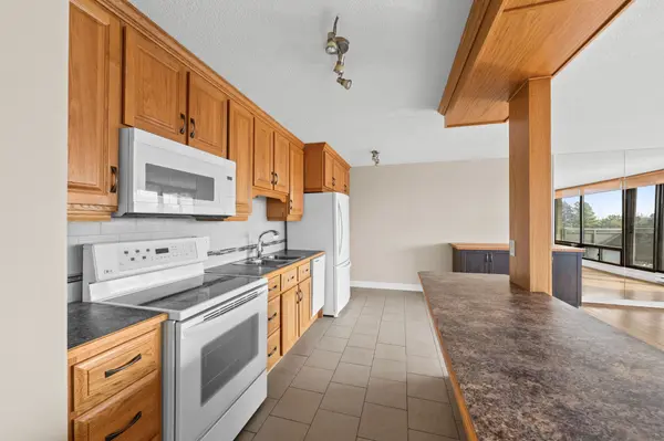 1190 Richmond RD #502, Woodroffe, ON K2B 8J3