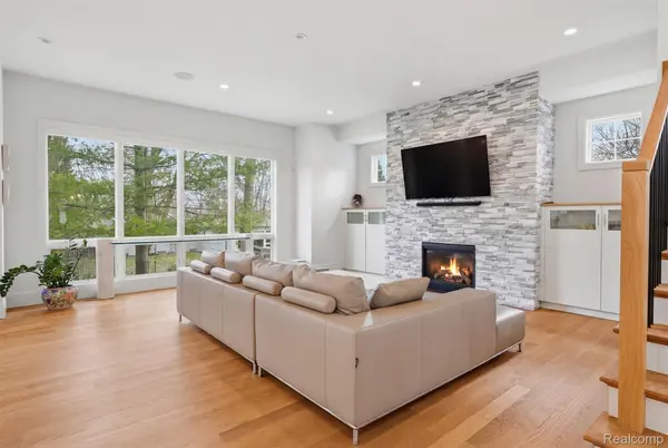 345 Dalebrook LN, Bloomfield Hills, MI 48301