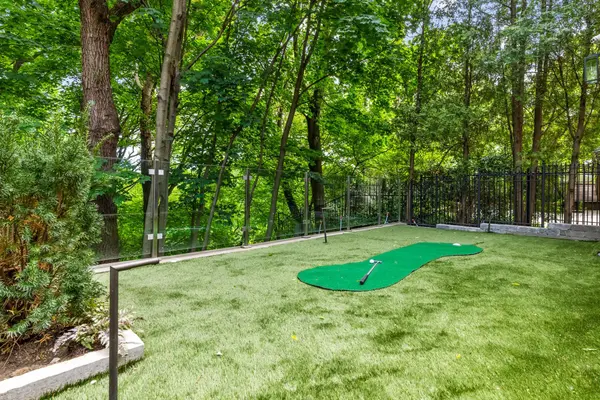 11 Ridgewood RD, Toronto C03, ON M5P 1T4