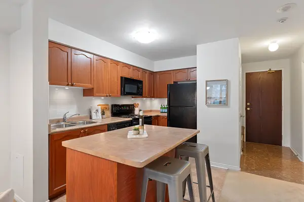 7 Michael Power PL #206, Toronto W08, ON M9A 0A4