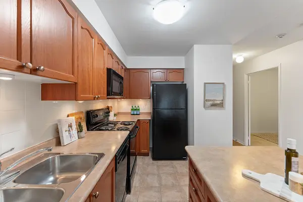 7 Michael Power PL #206, Toronto W08, ON M9A 0A4