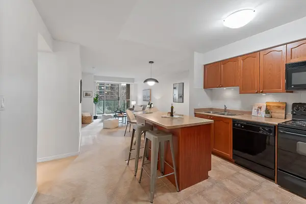 7 Michael Power PL #206, Toronto W08, ON M9A 0A4