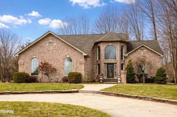 68135 Lake Angela DR, Richmond, MI 48062