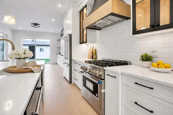 8528 47 AVE NW, Calgary, AB t3b1z9