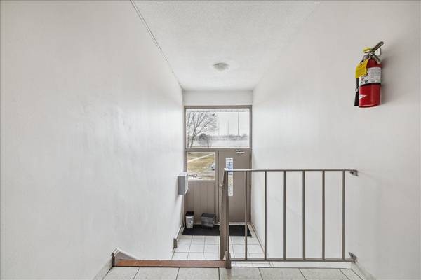 2350 Queensway DR #3, Burlington, ON L7R 3T3