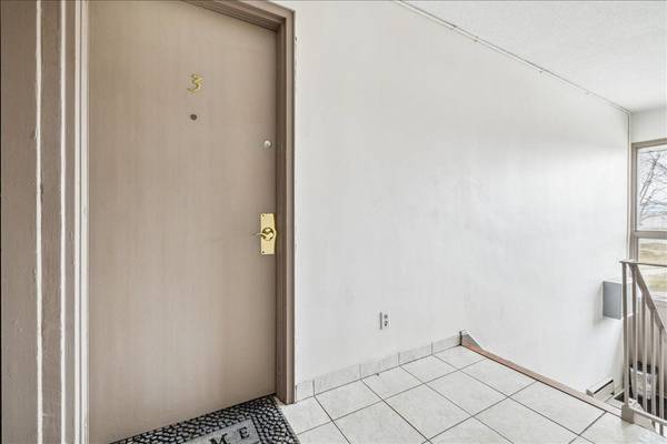 2350 Queensway DR #3, Burlington, ON L7R 3T3