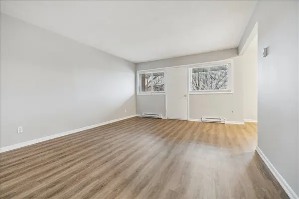 2350 Queensway DR #3, Burlington, ON L7R 3T3