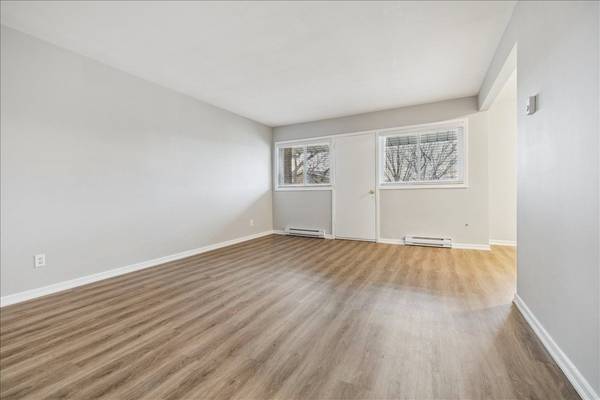 2350 Queensway DR #3, Burlington, ON L7R 3T3