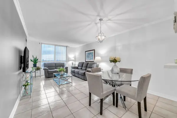 2470 Eglinton AVE W #1604, Toronto W04, ON M6M 5E7