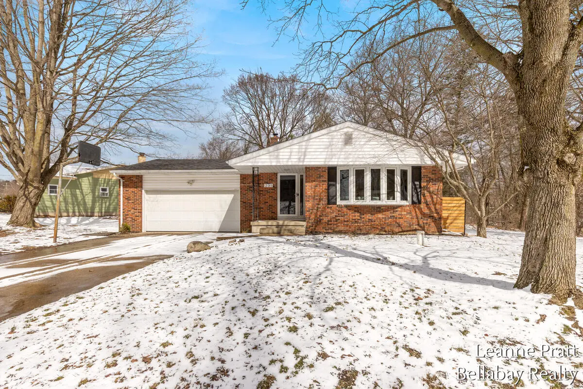 231 Eden RD, Pennfield Twp, MI 49017