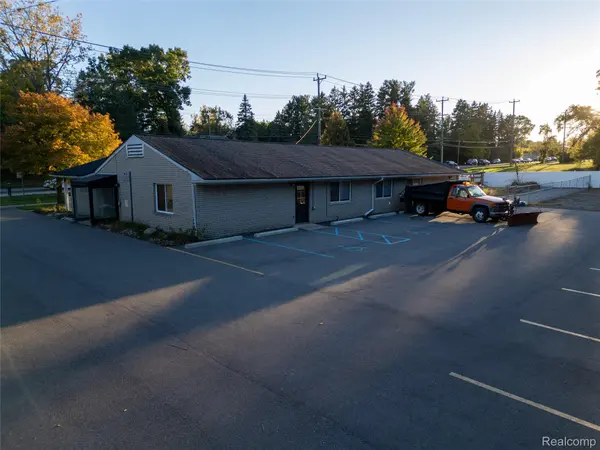 1221 E AVON RD, Rochester Hills, MI 48307