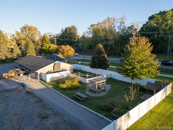 1221 E AVON RD, Rochester Hills, MI 48307