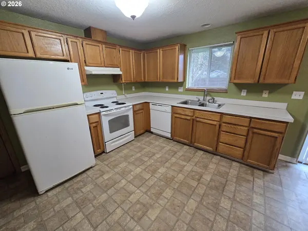 1106 S 11TH AVE, Kelso, WA 98626