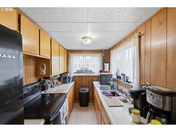 2611 EVERETT AVE, North Bend, OR 97459