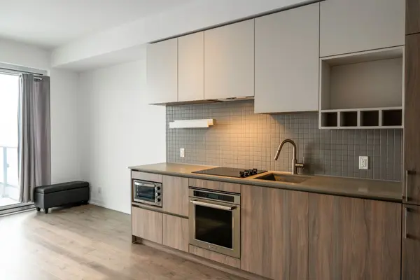 950 Portage Pkwy #5208, Vaughan, ON L4K 0J7