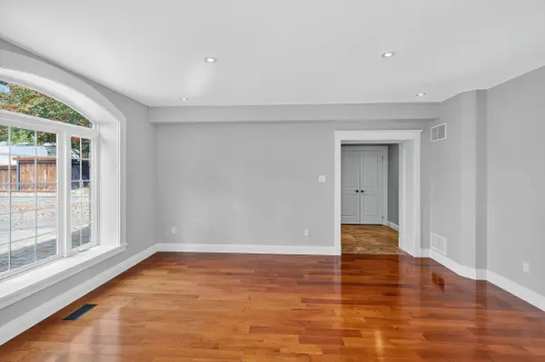 105 Duckworth ST, Barrie, ON L4M 3V9