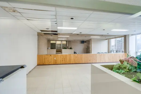 390 Dixon RD #413, Toronto W09, ON M9R 1T4