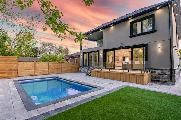 3 Bonnyview DR, Toronto W07, ON M8Y 3G5