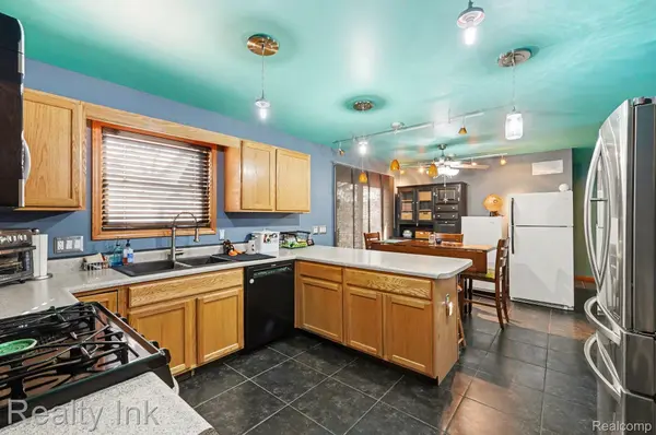 27132 Groveland ST, Madison Heights, MI 48071