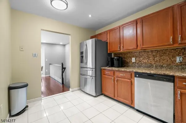 31 Dogwood St, Jersey City, NJ 07305