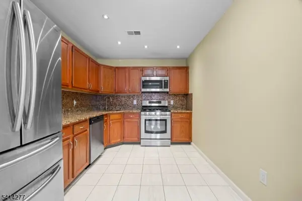 31 Dogwood St, Jersey City, NJ 07305