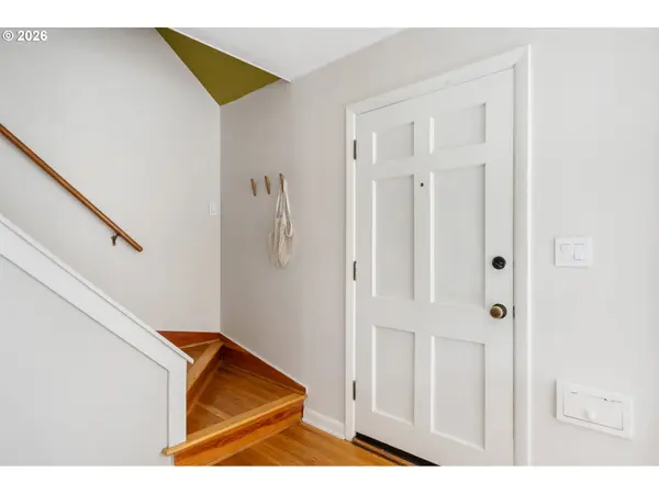 8913 SE CLAY ST, Portland, OR 97216