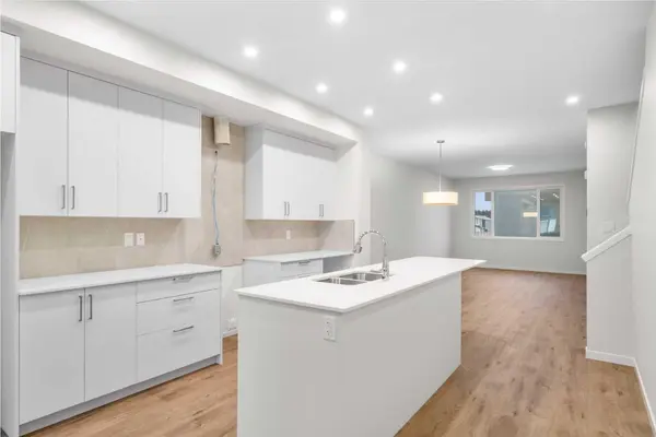 107 Royston WAY NW, Calgary, AB T3L 0M4