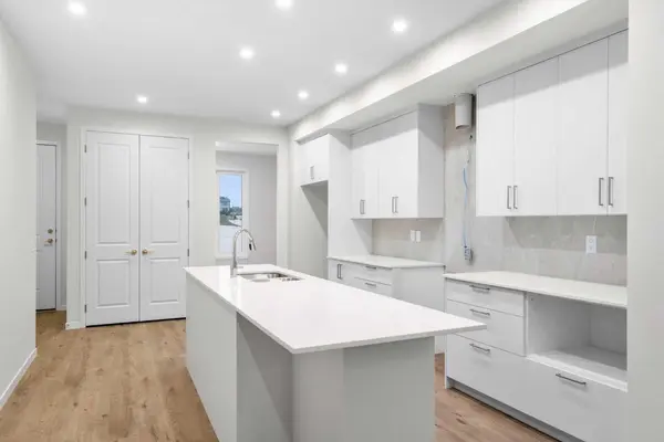 107 Royston WAY NW, Calgary, AB T3L 0M4