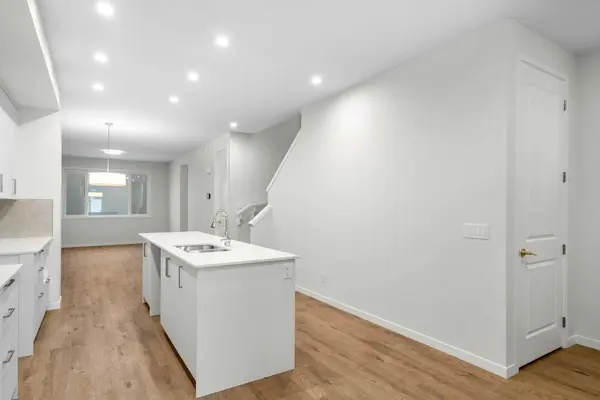 107 Royston WAY NW, Calgary, AB T3L 0M4