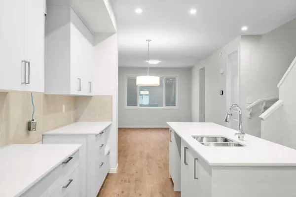 107 Royston WAY NW, Calgary, AB T3L 0M4