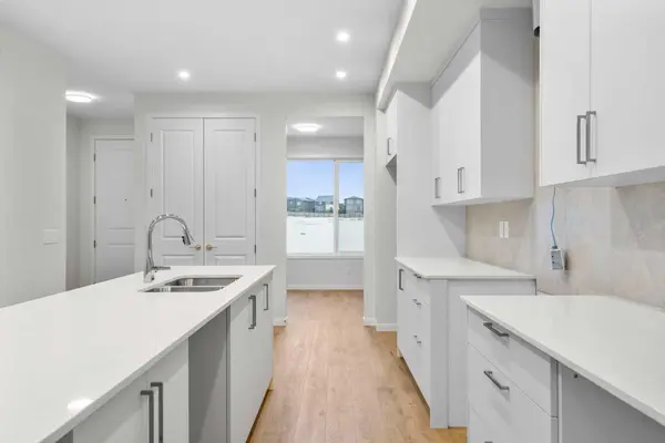 107 Royston WAY NW, Calgary, AB T3L 0M4