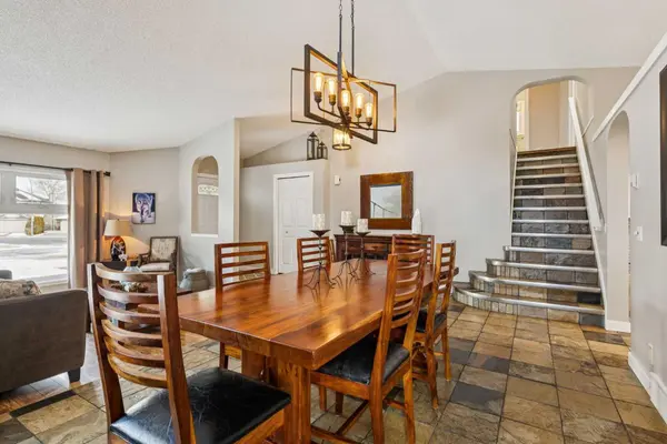 319 Diamond CT SE, Calgary, AB T2J7C7