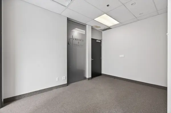 125 Lakeshore RD E #203, Mississauga, ON L5G 1E5