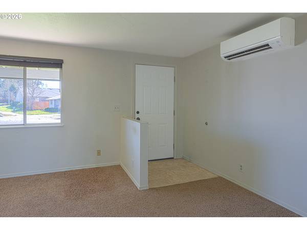 25031 WOODLAND AVE, Veneta, OR 97487