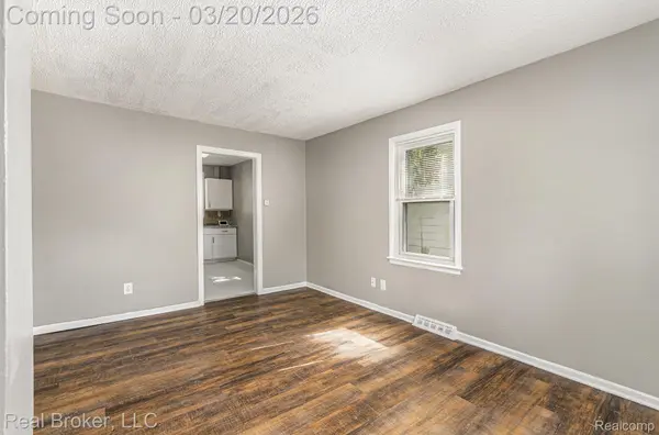 18565 Kenosha ST, Harper Woods, MI 48225