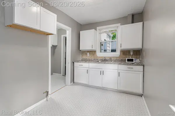 18565 Kenosha ST, Harper Woods, MI 48225