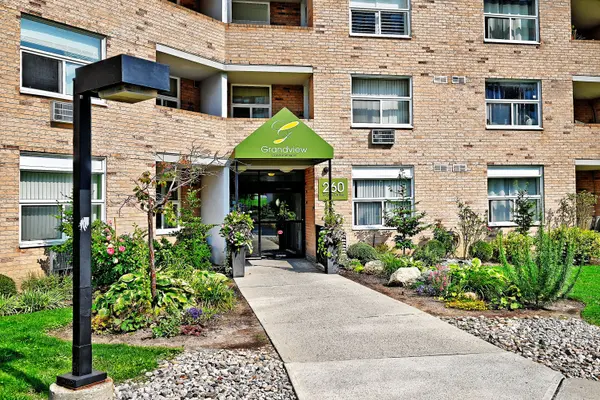 260 Davis DR #408, Newmarket, ON L3Y 7C3