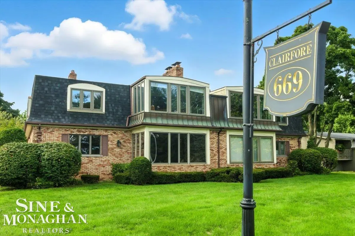 669 N Riverside AVE, St Clair, MI 48079