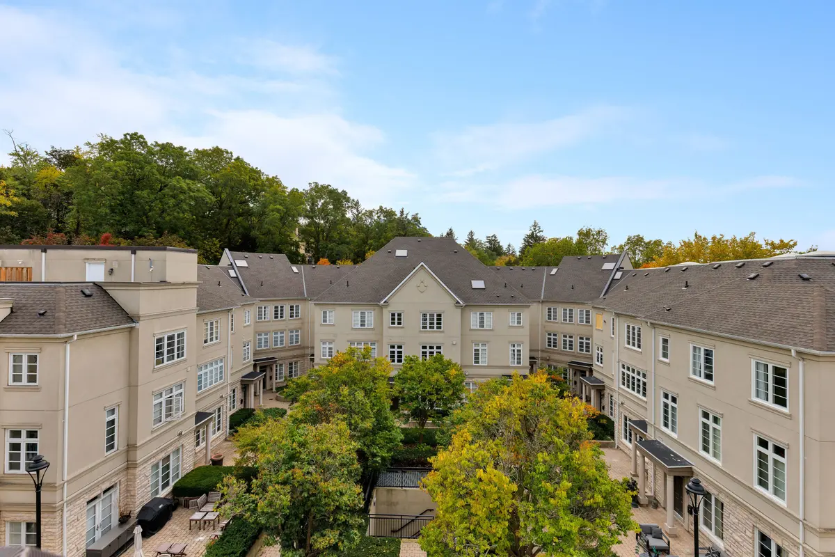 51 York Mills RD #304, Toronto C12, ON M2P 1B6