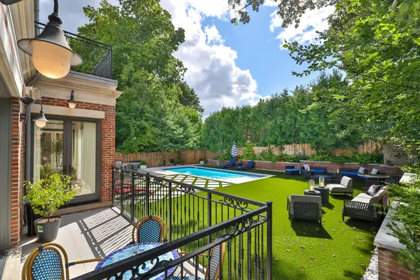 33 Stratheden RD, Toronto C12, ON M4N 1E5