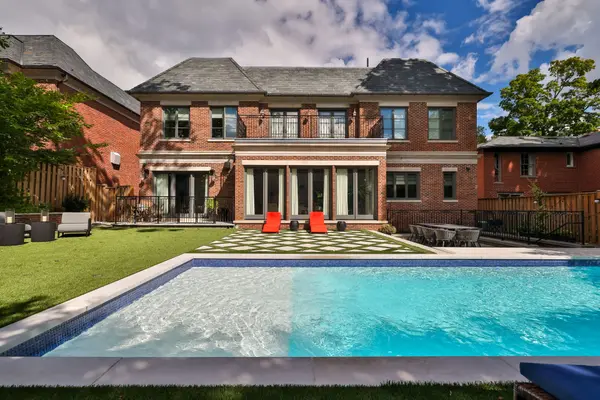 33 Stratheden RD, Toronto C12, ON M4N 1E5