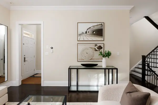 51 York Mills RD #304, Toronto C12, ON M2P 1B6