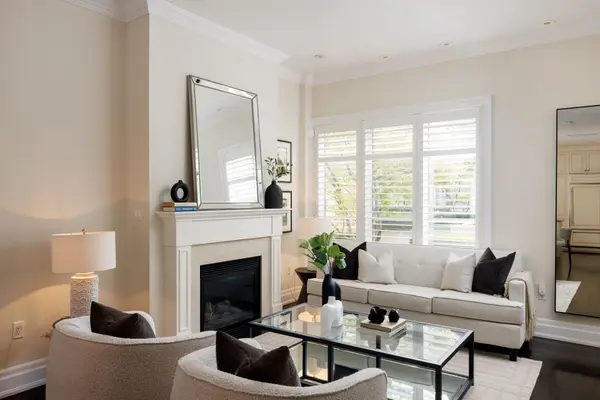 51 York Mills RD #304, Toronto C12, ON M2P 1B6