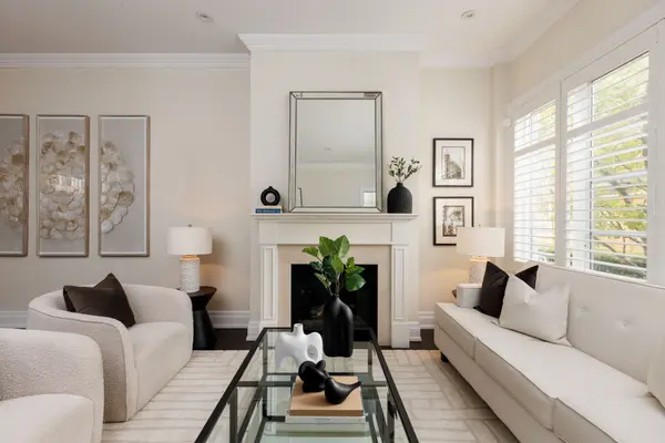 51 York Mills RD #304, Toronto C12, ON M2P 1B6