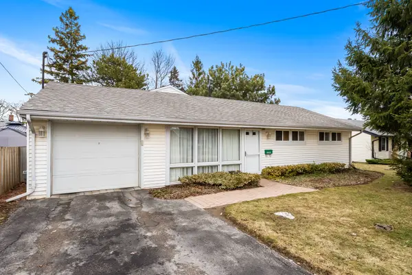 1002 Dunlop ST, Whitby, ON L1N 1T3