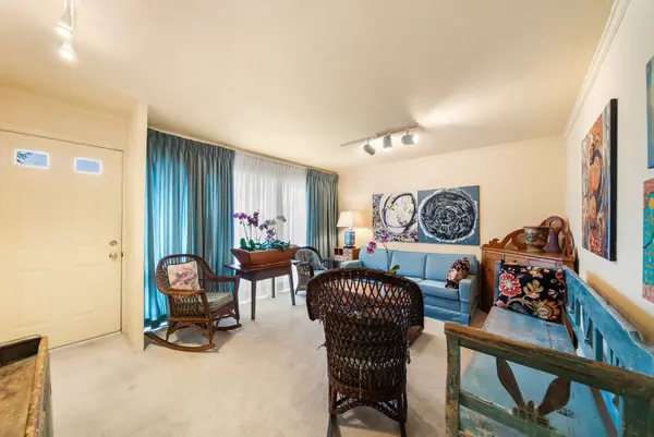 1002 Dunlop ST, Whitby, ON L1N 1T3