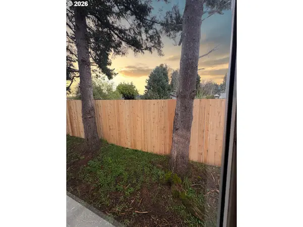 1524 S 8TH ST, Cottage Grove, OR 97424