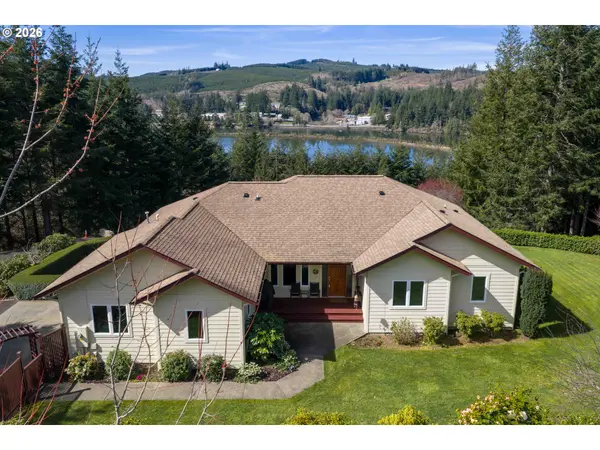 93621 LINKS LN, Coos Bay, OR 97420