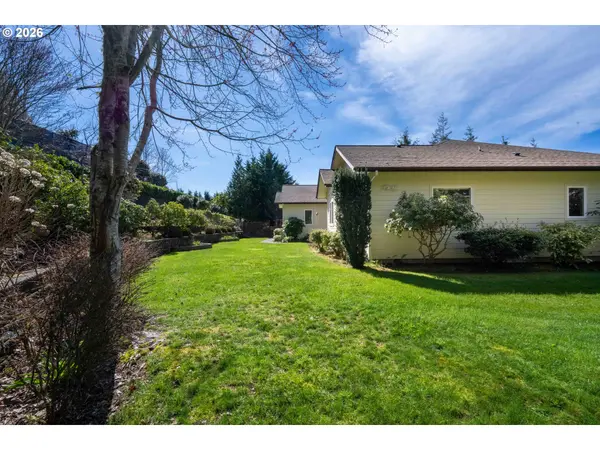 93621 LINKS LN, Coos Bay, OR 97420